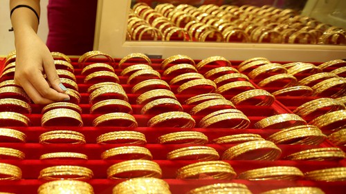 Vàng, bạc xuống giá mạnh, chứng khoán phân hóa sáng 30/1