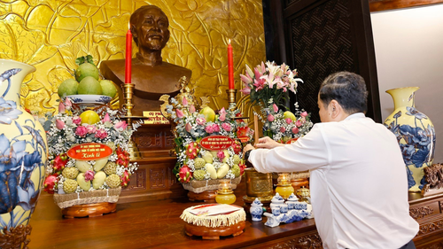 Chủ tịch Quốc hội Trần Thanh Mẫn dâng hương, viếng mộ Cụ Phó bảng Nguyễn Sinh Sắc