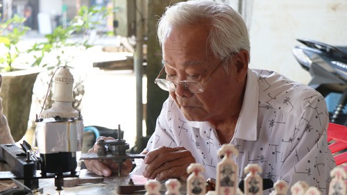 Giữ lại ký ức Tết xưa bằng nghề làm xăm hường truyền thống