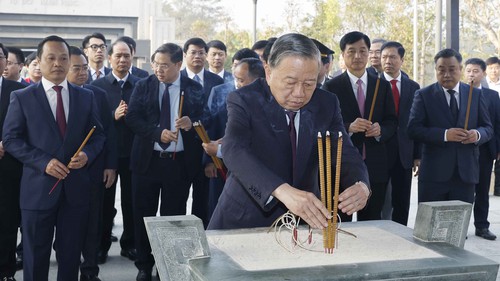 Tổng Bí thư dâng hương tại Đền thờ Liệt sĩ Chiến trường Điện Biên Phủ