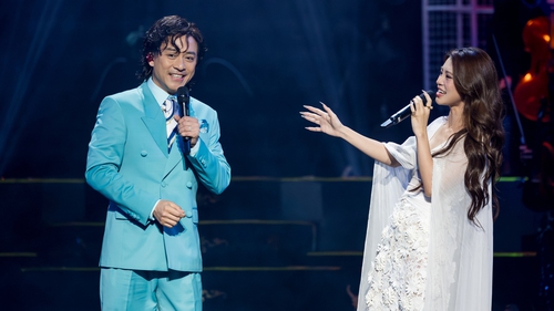 Tuấn Hưng và Bùi Lan Hương song ca trên sân khấu "Giao hưởng mùa yêu"