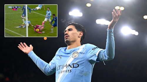 Mất điểm trước Chelsea ở phút bù giờ, Man City ngậm ngùi nhìn Arsenal bỏ cách 6 điểm