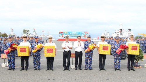 Tiễn đoàn công tác mang hàng, quà Tết ra các đảo thuộc đặc khu Trường Sa