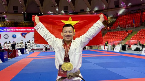 Võ sĩ vô địch thế giới của Việt Nam chia sẻ đầy tự hào khi nhận Huân chương Lao động 