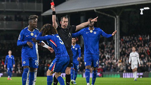 Cucurella thẻ đỏ, Chelsea thua Fulham ở Ngoại hạng Anh