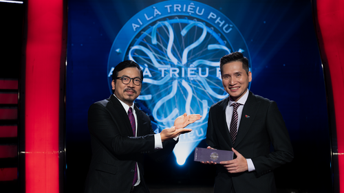 "Giáo sư Xoay" Đinh Tiến Dũng gửi lời cảm ơn MC mới của "Ai là triệu phú"