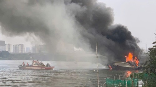 Du thuyền bốc cháy dữ dội trên sông Sài Gòn