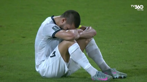 CẬN CẢNH: Cầu thủ Kyrgyzstan gục đầu bật khóc sau khi thua U23 Việt Nam 