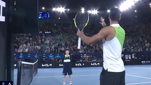 Alcaraz bất mãn vì ban tổ chức Australian Open đóng mái che ở trận chung kết với Djokovic
