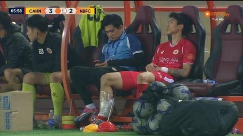 Vừa trở lại sau chấn thương, Đoàn Văn Hậu đã phải rời sân bằng cáng