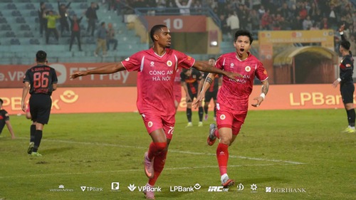 Ngoại binh lập hat-trick, CAHN đánh bại Ninh Bình FC để chiếm ngôi đầu V-League