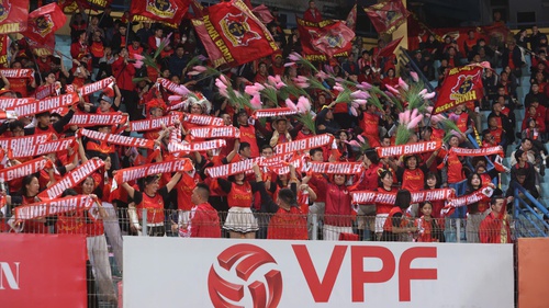 CĐV 'thắp lửa' cho  V-League