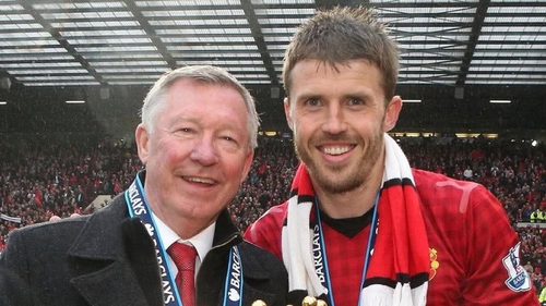 Cà phê đầu tuần: Carrick đừng sao chép Sir Alex Ferguson!