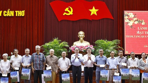 Chủ tịch Quốc hội Trần Thanh Mẫn tặng quà cho hộ nghèo, công nhân lao động tại TP. Cần Thơ