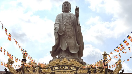 Tượng Phật A Di Đà cao 24m tại chùa Kim Tiên, An Giang