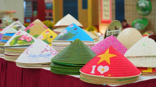 Nón lá Làng Chuông: Từ cánh đồng đến Hội chợ Mùa Xuân