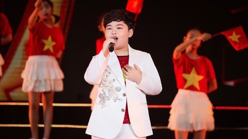 Ca sĩ nhí Dương Đức Hải cùng DTAP hát "Nhà tôi có treo một lá cờ"