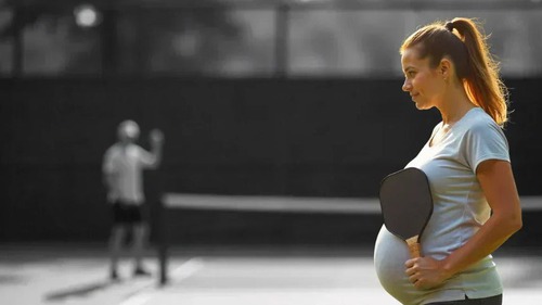 Bà bầu tranh tranh cãi khi 'bụng to' vẫn cầm vợt ra sân pickleball
