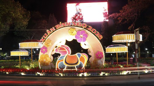 Huế ngập tràn sắc xuân về đêm