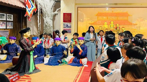 Góp ý sửa đổi tiêu chuẩn, quy trình biên soạn, thẩm định tài liệu giáo dục địa phương