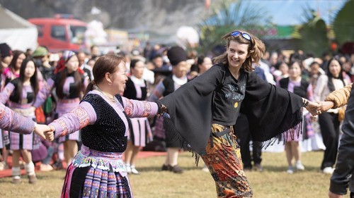 Đa dạng sắc màu lễ hội Xuân thu hút khách đến Đất Tổ