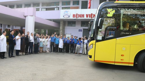 Ấm lòng những chuyến xe yêu thương đưa bệnh nhân về quê đón Tết