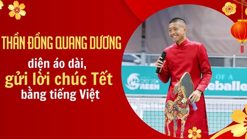 Thần đồng Quang Dương diện áo dài hình ngựa chơi pickleball, gửi lời chúc Tết bằng tiếng Việt