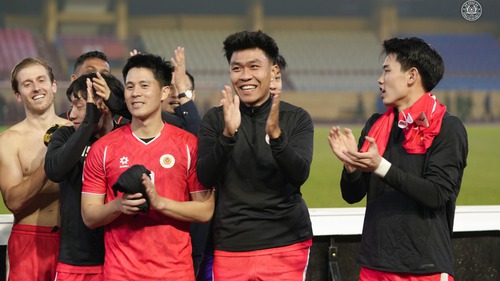 Đình Bắc cùng đồng đội ở CLB CAHN đón Tết xa nhà