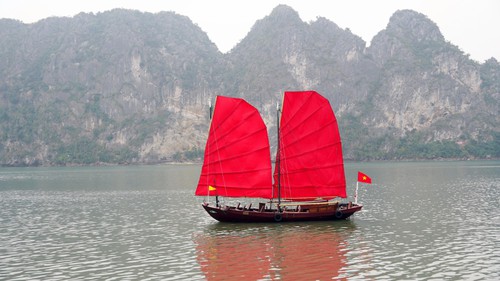 Hình ảnh phục dựng 3 thuyền buồm đỏ trên vịnh Hạ Long