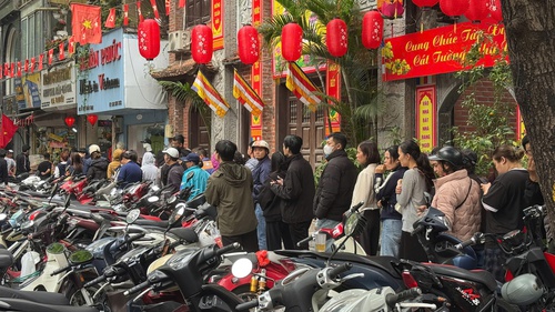 Người Hà Nội tấp nập xuống phố sắm Tết Bính Ngọ 2026