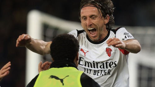 Modric sửa sai cho đồng đội, Milan tiếp tục đua Scudetto với Inter Milan