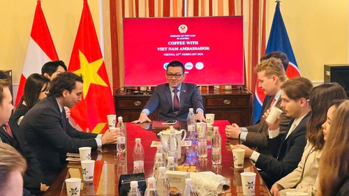 Lan tỏa câu chuyện Việt Nam qua sáng kiến "Cà phê với Đại sứ"