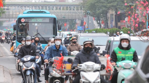 Người dân rời Hà Nội về quê đón Tết sớm, cửa ngõ Thủ đô đông kín