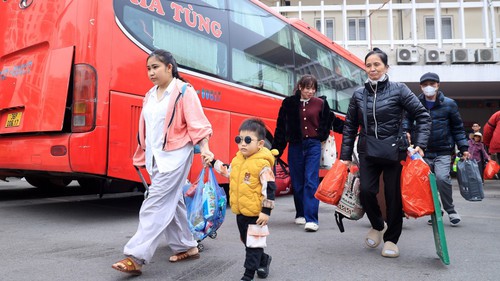Hàng vạn người dân rời Hà Nội về quê đón Tết, giao thông ùn ứ cục bộ