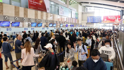 Sân bay Nội Bài đông nghẹt người trước kỳ nghỉ Tết Nguyên đán Bính Ngọ