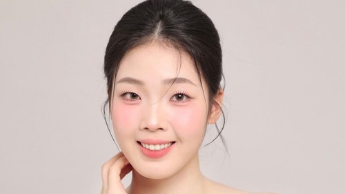  'Viên ngọc thô' của bóng chuyền Việt Nam tung bộ ảnh rạng rỡ đón tuổi 18