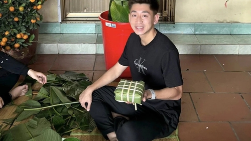 Tuyển thủ Việt Nam mua đào, gói bánh chưng đón Tết