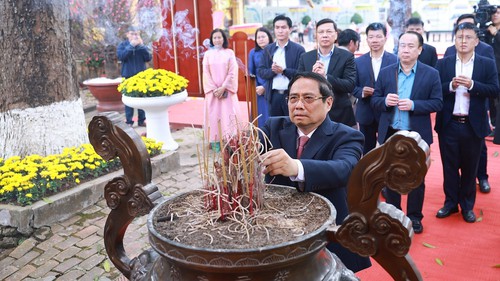 Thủ tướng Phạm Minh Chính dâng hương tại Hoàng thành Thăng Long