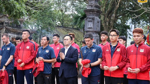 Ninh Bình FC khởi động năm mới bằng lễ dâng hương đầy ý nghĩa