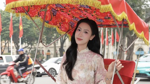 Hai 'bóng hồng' của bóng chuyền Việt Nam khoe sắc trong tà áo dài Tết