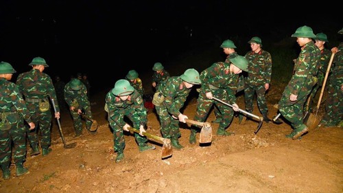 Khẩn trương lắp đặt cầu phao qua sông Lô phục vụ nhân dân đón Tết