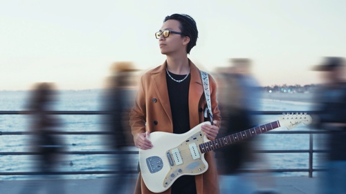 Con trai trưởng ban nhạc Bức Tường mắt EP đầu tay “Spring”