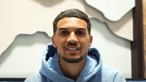 Đỗ Hoàng Hên đi sắm Tết, gửi lời chúc bằng tiếng Việt tới CĐV Việt Nam