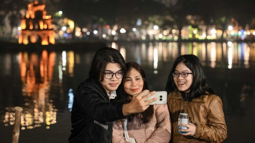 Khoảnh khắc đón năm mới Bính Ngọ trong sắc màu văn hóa truyền thống