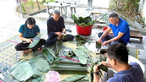 Gói bánh chưng khuôn lá dừa - nét đẹp văn hóa truyền thống của cư dân làng biển Diễn Châu