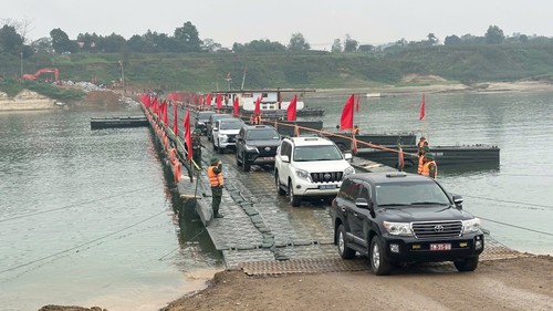 Thông xe cầu phao Đoan Hùng bắc qua sông Lô