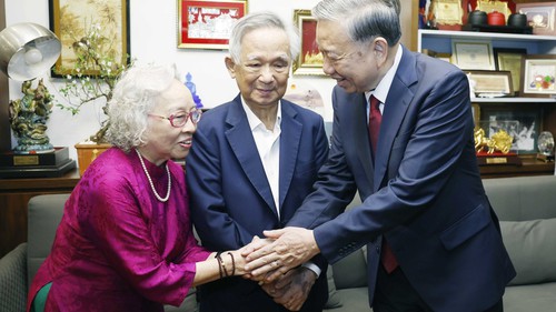 Tổng Bí thư thăm, chúc Tết gia đình NGND Nguyễn Lân Dũng và TTND Nguyễn Kim Nữ Hiếu