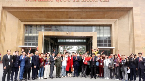 Cửa khẩu quốc tế Móng Cái nhộn nhịp đón khách du lịch "xông đất" đầu năm