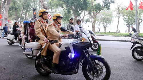 Lực lượng CSGT đồng loạt ra quân kiểm tra nồng độ cồn trong ngày Mùng 1 Tết