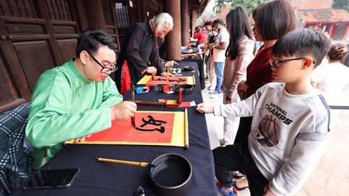 Nét đẹp tục xin chữ, cho chữ đầu Xuân: Lan tỏa tinh thần “Quốc học” trong đời sống hôm nay